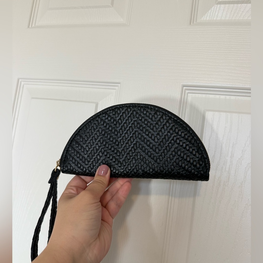 4/$20 Ardene Black Woven Clutch Wristlet - Picture 2 of 3